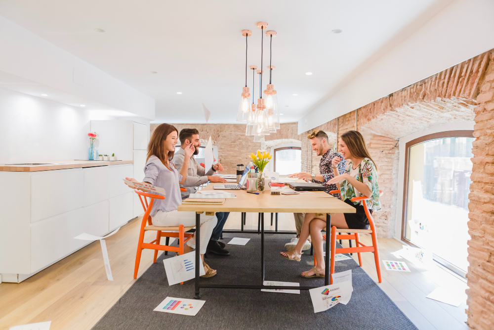 Huiseigenaar bekijkt offerte na kleine verbouwing laten berekenen door BouwkostenCalculator.nl